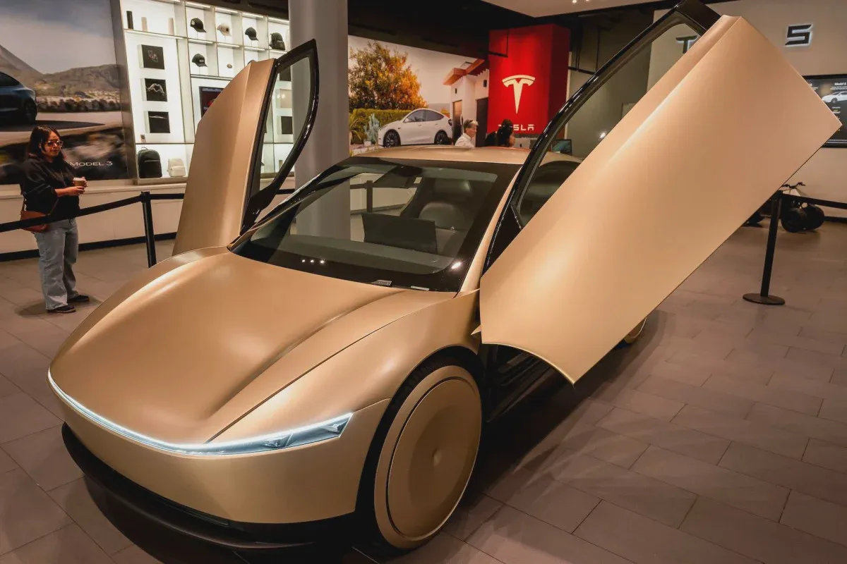 Mẫu xe taxi tự hành Cybercab của Tesla tại sự kiện giới thiệu