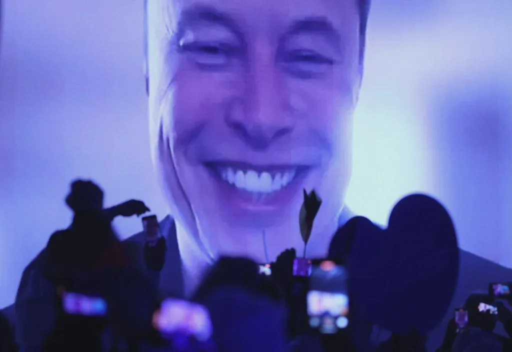 Elon Musk phát biểu qua màn hình tại một sự kiện ở Đức