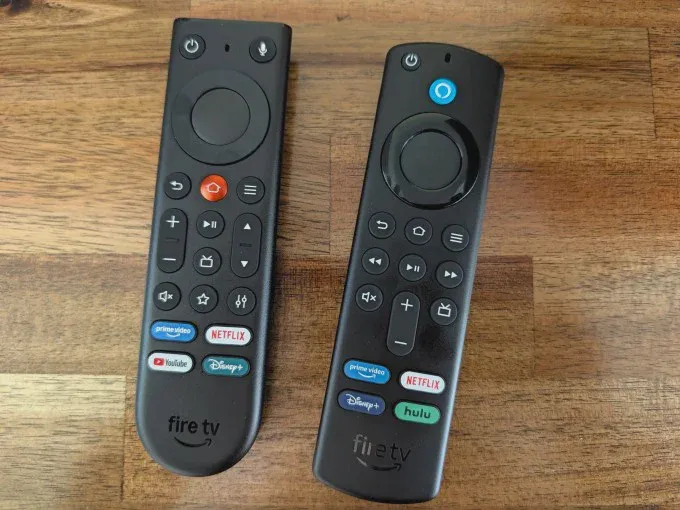 Điều khiển Fire TV Stick 4K mới đặt cạnh phiên bản cũ
