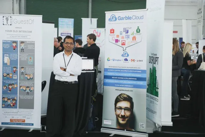 Đại diện khởi nghiệp giới thiệu sản phẩm tại khu triển lãm TechCrunch Disrupt