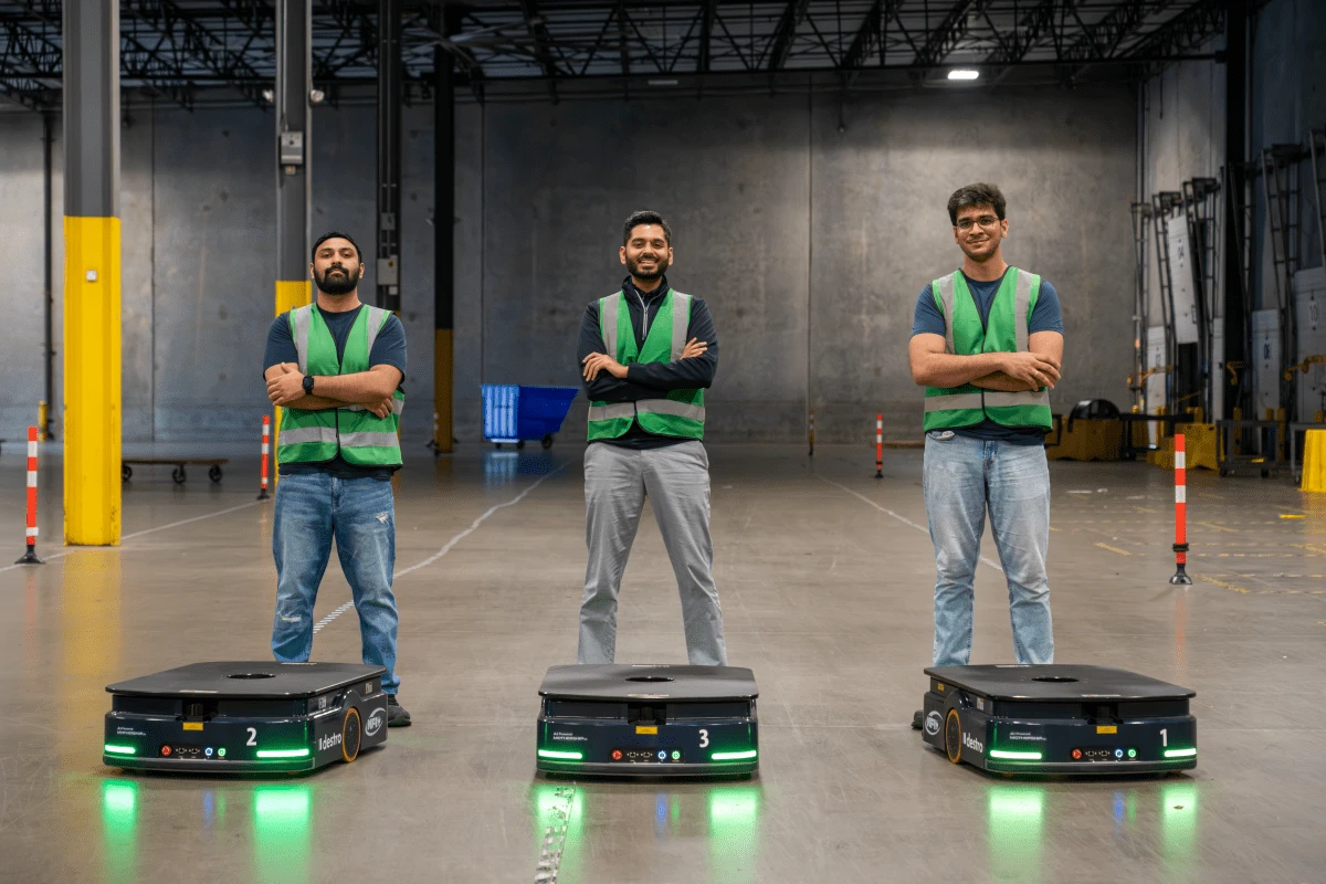 Robot kho vận Destro AI phối hợp cùng nhân viên