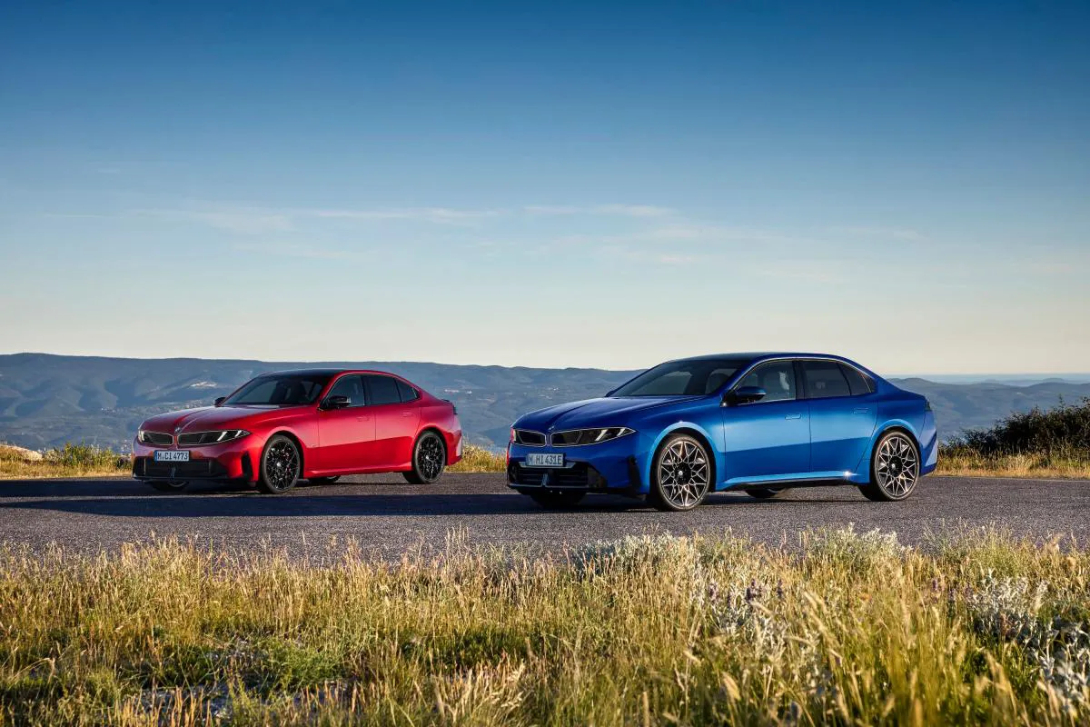 BMW M350 màu xanh đỗ cạnh BMW i3 màu đỏ