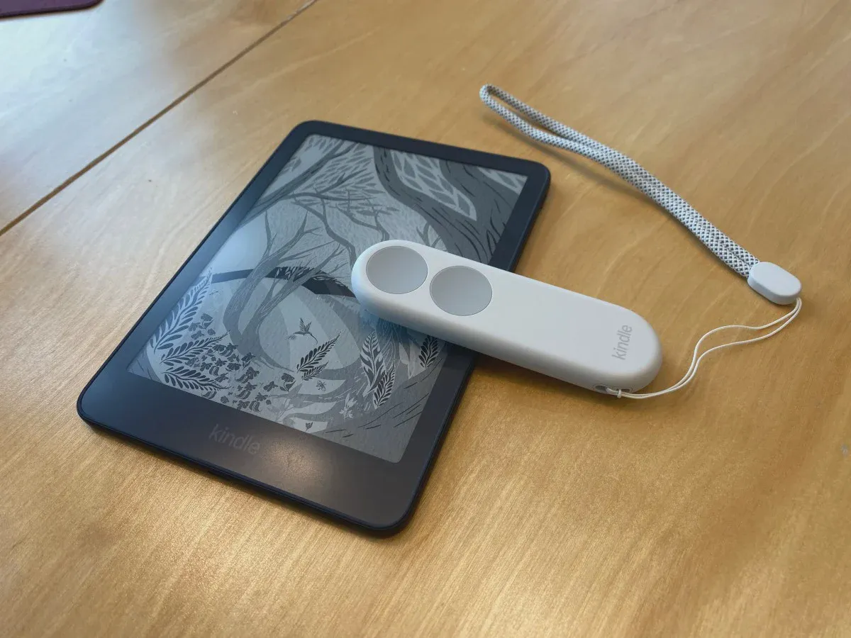 Điều khiển Kindle Click đặt cạnh thiết bị đọc sách Kindle