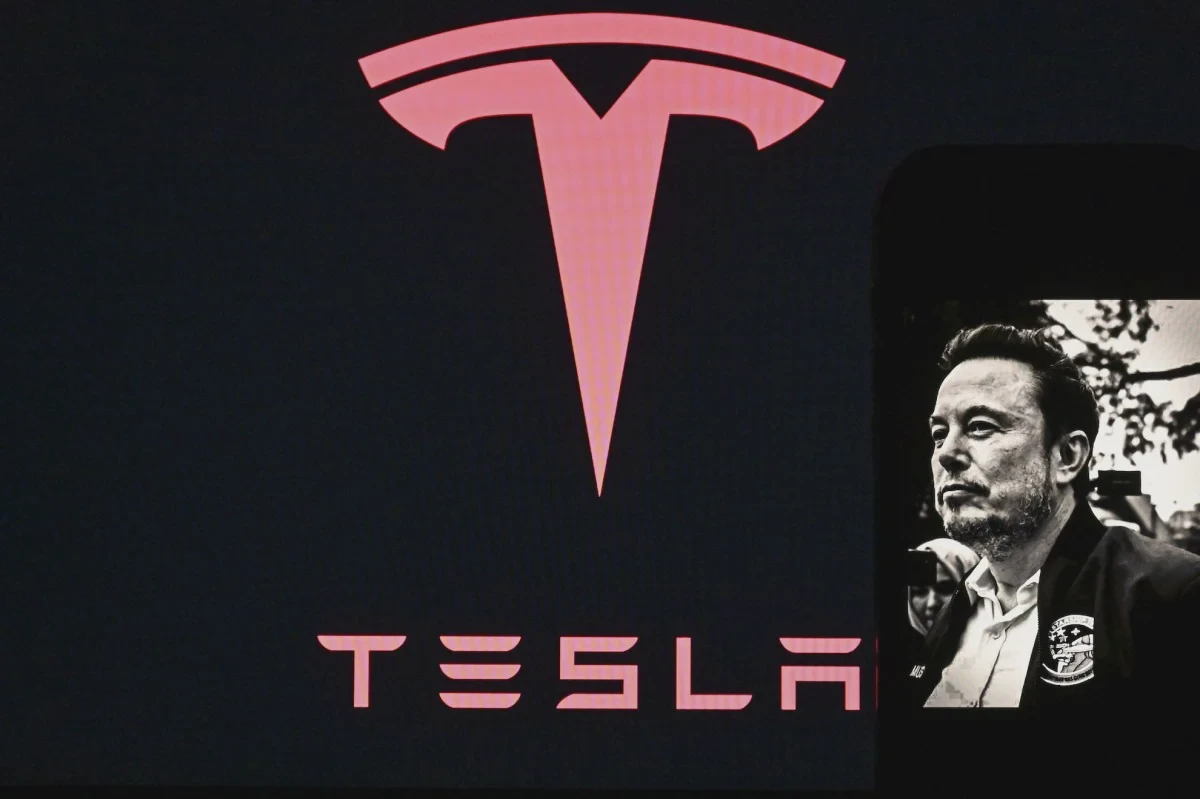 Elon Musk xuất hiện tại một sự kiện của Tesla