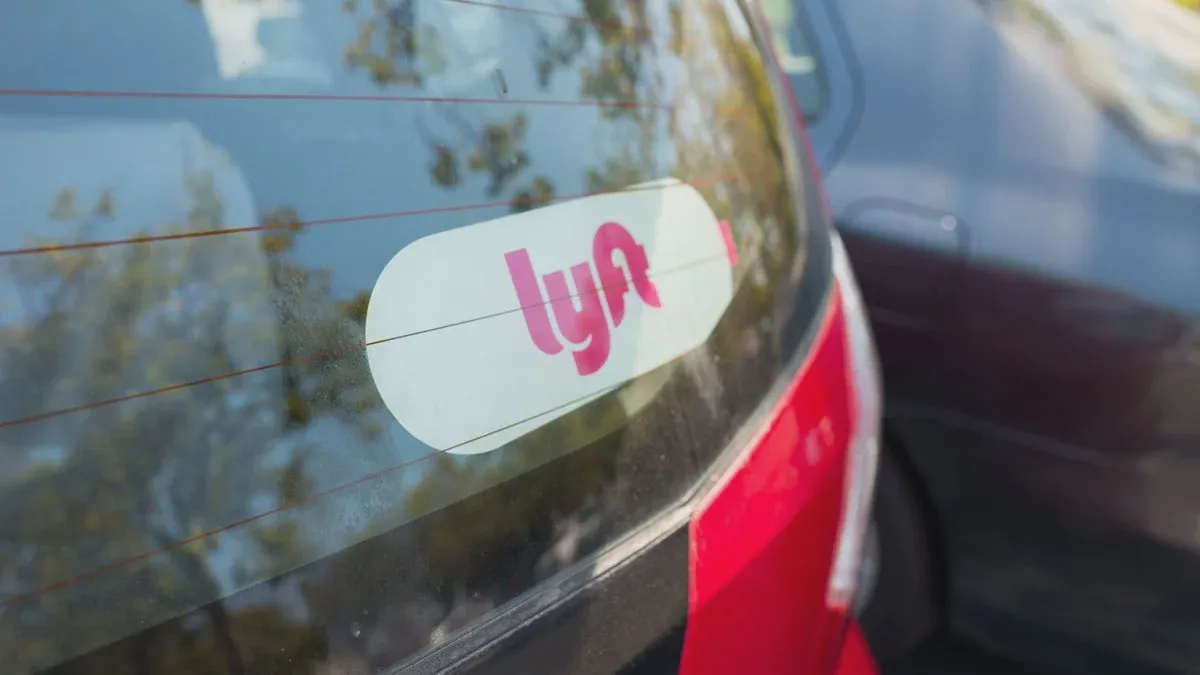 Nhãn Lyft trên kính sau của một ô tô tại California