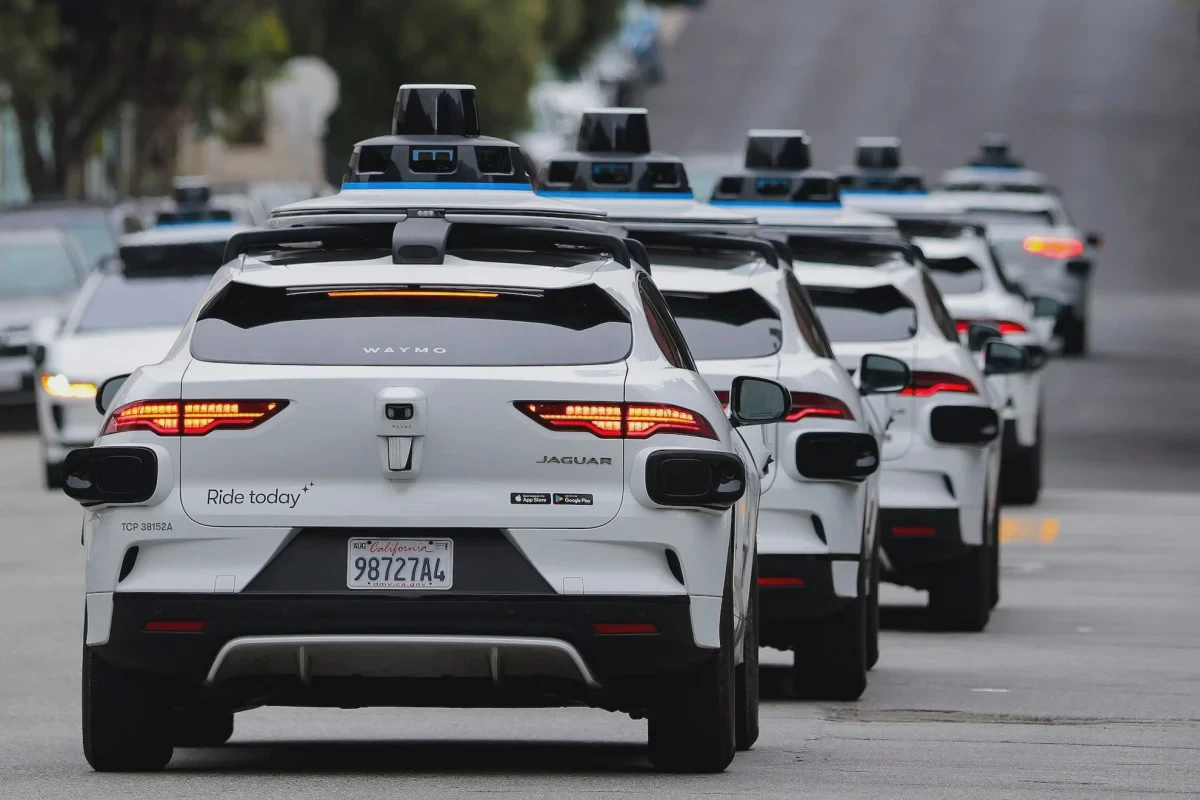 Đoàn robotaxi Waymo di chuyển trên phố San Francisco