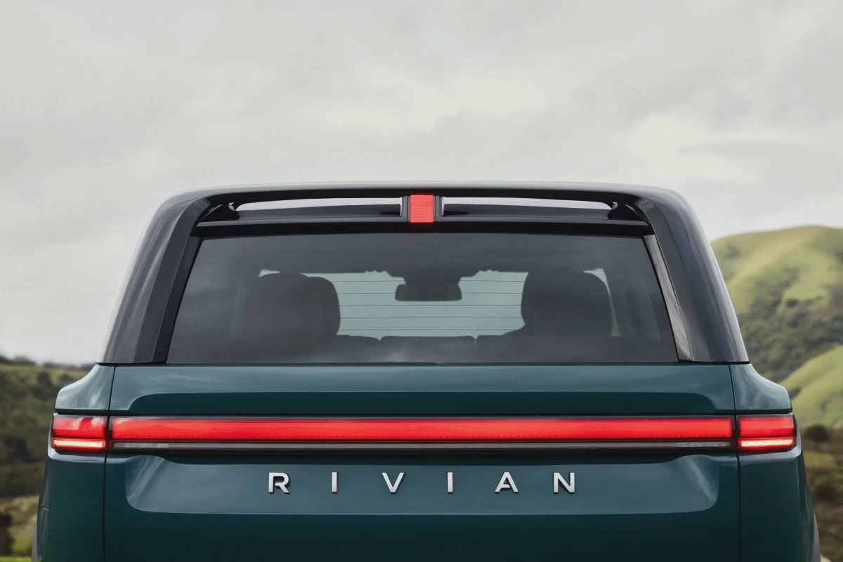 Mẫu xe điện Rivian R2 màu xanh nhìn từ phía sau