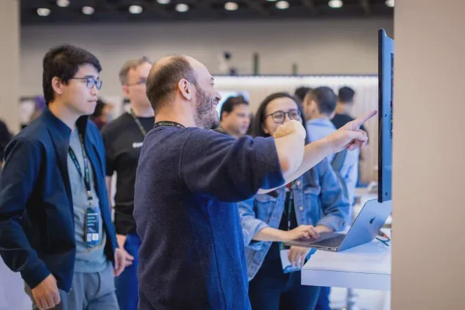 Khách tham quan trao đổi tại khu trưng bày của TechCrunch Disrupt