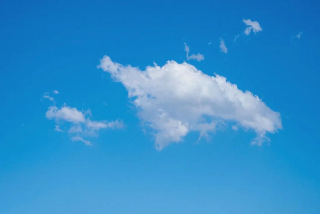Đám mây trắng trên nền trời xanh tượng trưng cho tên Skydance