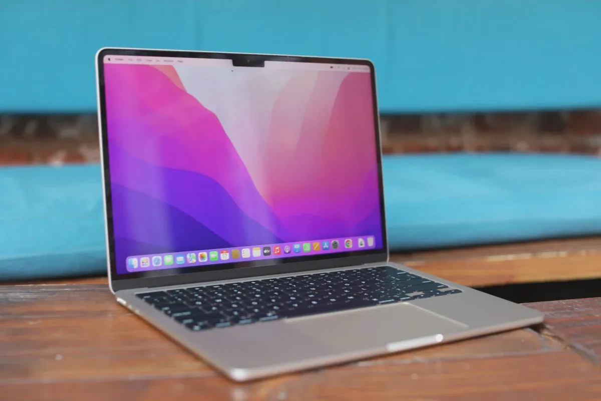 Máy MacBook Air mở trên bàn làm việc