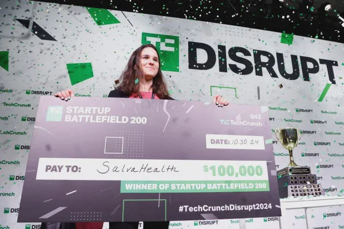 Đội chiến thắng Startup Battlefield nhận giải trên sân khấu TechCrunch Disrupt