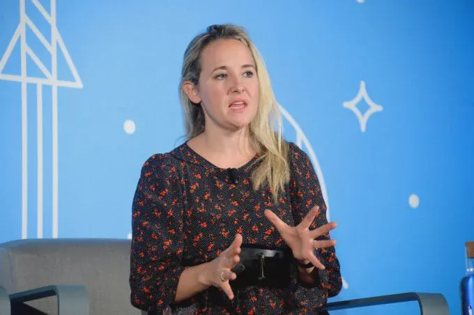 Alexa Von Tobel phát biểu trong một cuộc thảo luận trên sân khấu tại New York