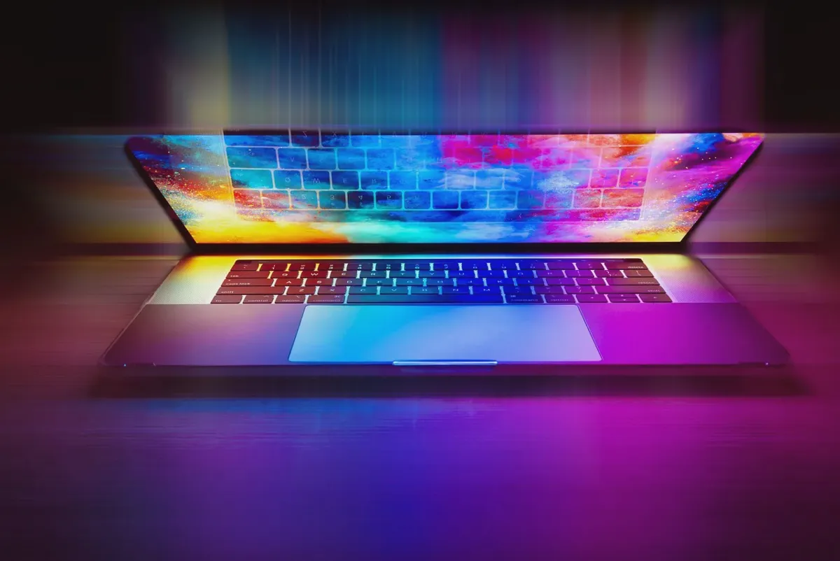Laptop chạy bộ kiểm tra an toàn cho hệ thống AI