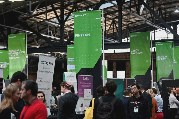 Toàn cảnh đông người tại một kỳ TechCrunch Disrupt