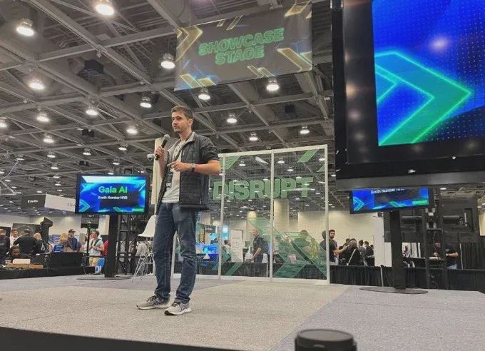 Nhà sáng lập trình bày startup trên sân khấu TechCrunch Disrupt