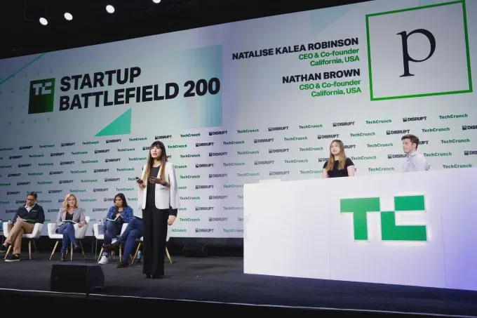 Startup thuyết trình trước ban giám khảo tại Disrupt