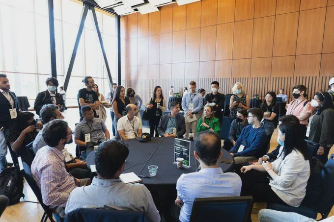 Người tham dự ngồi trao đổi quanh bàn tại TechCrunch Disrupt