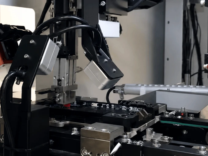 Cánh tay robot Industrial Next xử lý linh kiện nhỏ trong nhà máy