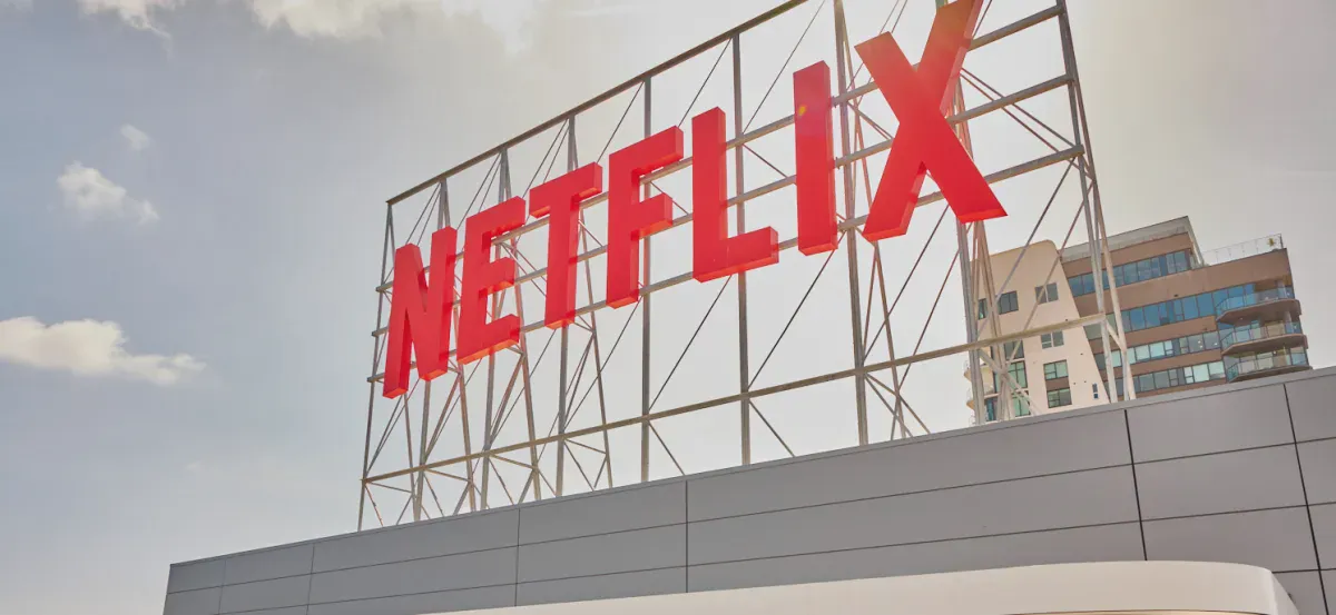 Biển hiệu Netflix trên nóc một tòa nhà