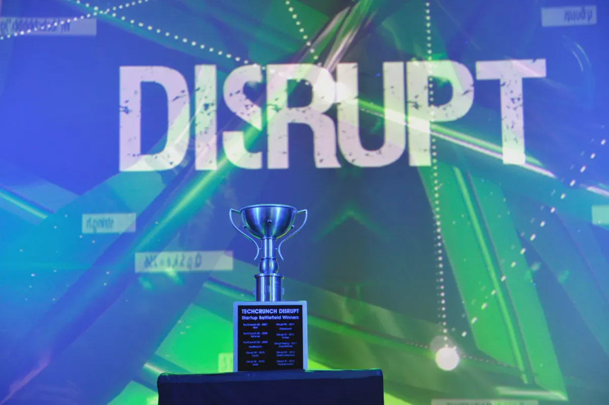 Một chiếc cúp tại sự kiện Startup Battlefield
