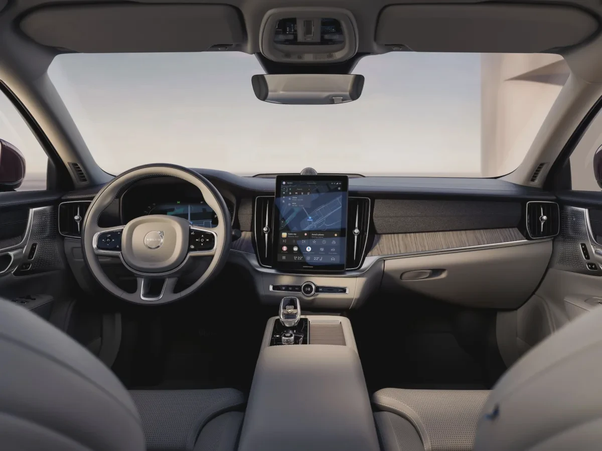 Mẫu xe Volvo S90 trên đường giữa khung cảnh đồi núi