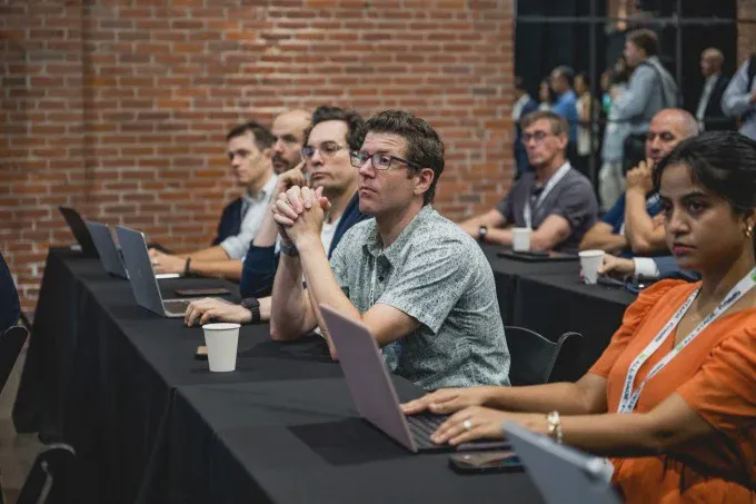 Người tham dự ngồi nghe một phiên trao đổi tại hội nghị khởi nghiệp của TechCrunch