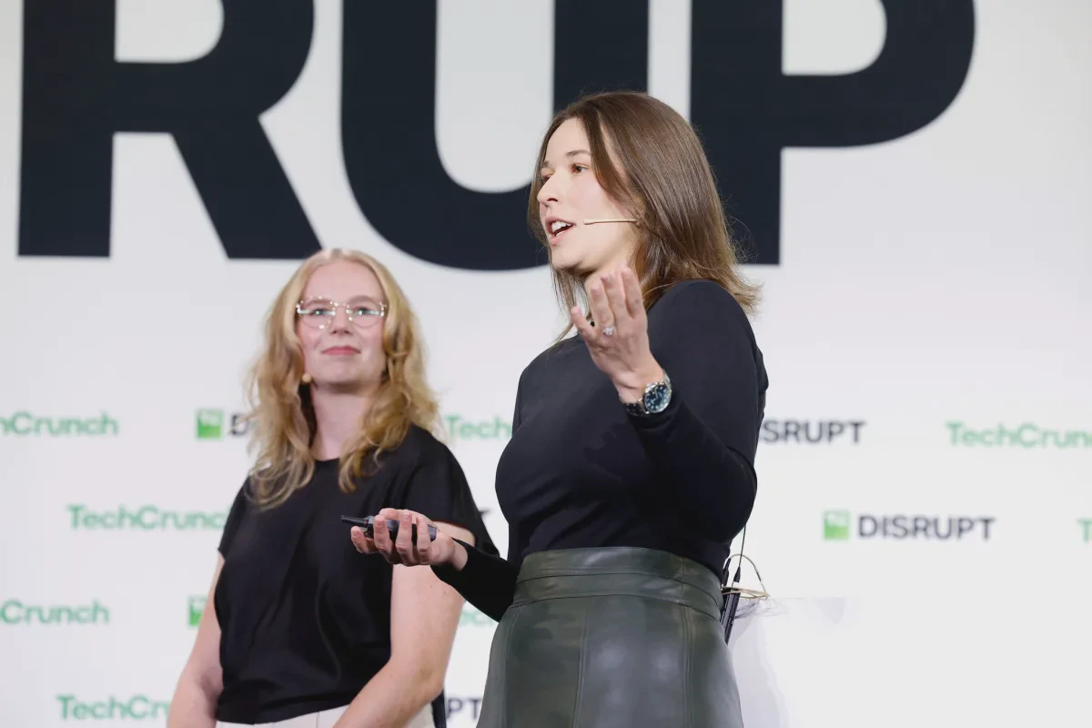 Madeline Eiken và Charlie Childs trên sân khấu trao giải Startup Battlefield 2026