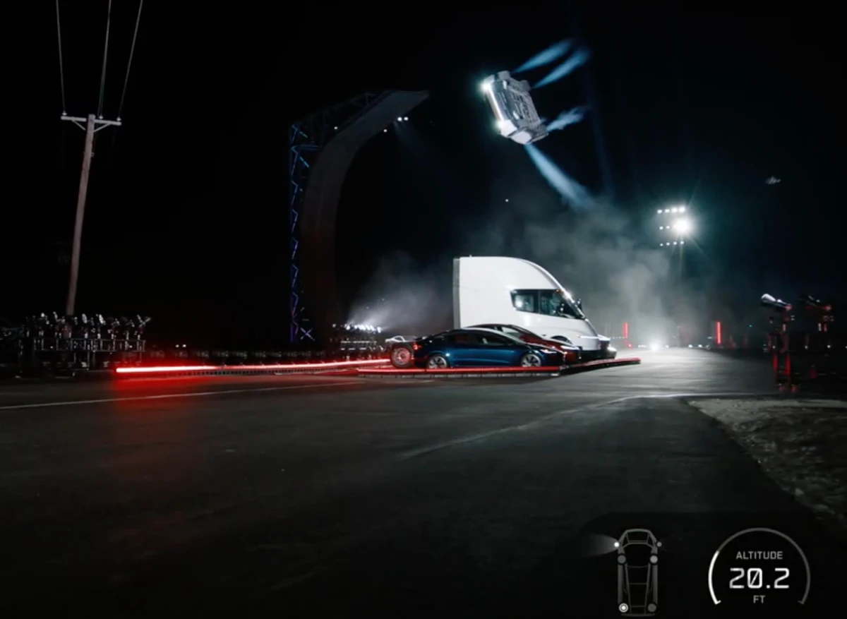 Tesla Roadster bay lên trong màn trình diễn tại Texas