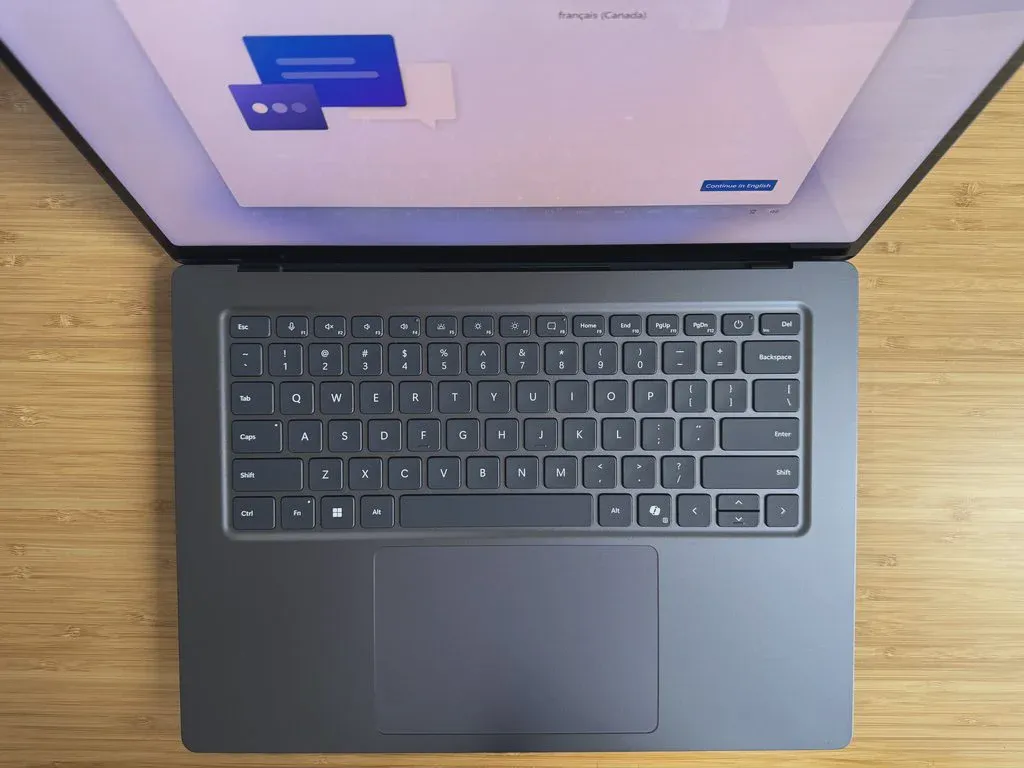 Surface Laptop Ultra đặt trên bàn trong quá trình thử nghiệm AI cục bộ