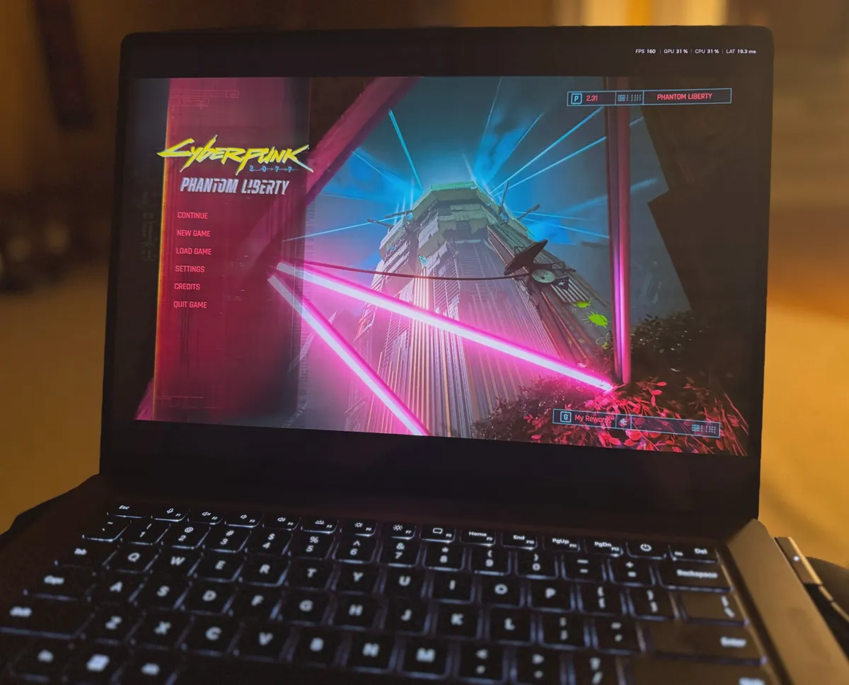 Mặt dưới Surface Laptop Ultra với thiết kế cho phép tiếp cận ổ SSD