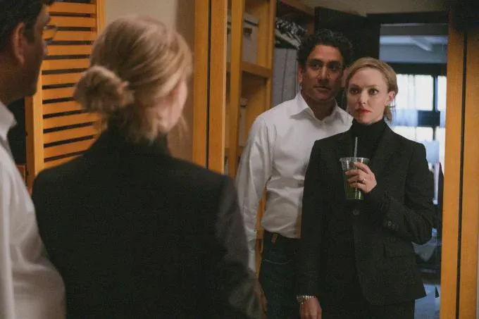 Elizabeth Holmes và Sunny Balwani đứng trước gương trong phim Kẻ bỏ học