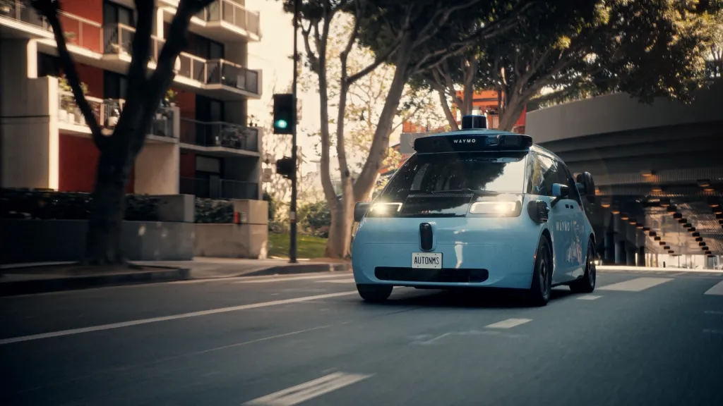 Robotaxi Waymo sắp đến Canada