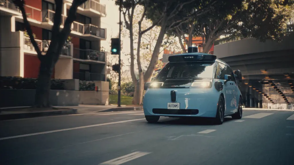Xe robotaxi Waymo di chuyển trên đường phố