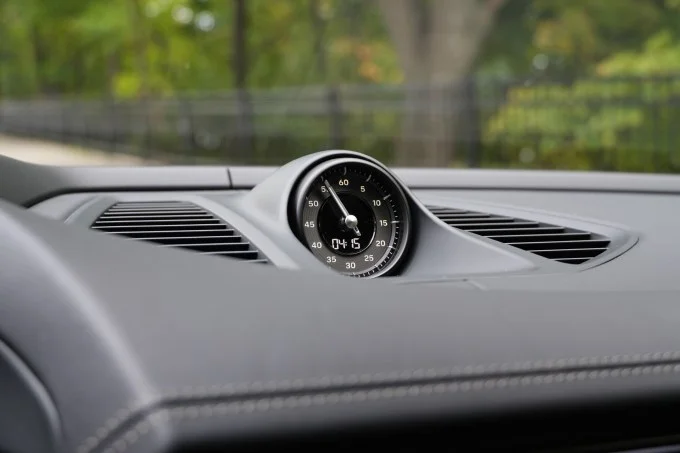 Porsche Macan Turbo điện và khủng hoảng bản sắc