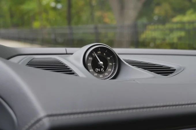 Đồng hồ Porsche Sport Chrono đặt trên bảng điều khiển kỹ thuật số