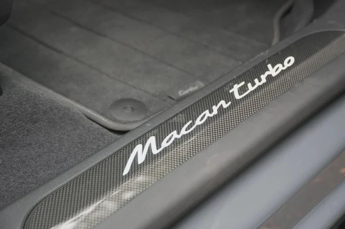 Bậc cửa sợi carbon của Porsche Macan Turbo phản chiếu ánh sáng