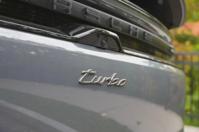 Cụm đèn hậu và huy hiệu Turbo trên Porsche Macan chạy điện