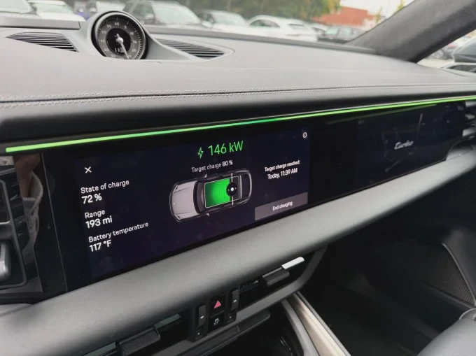 Màn hình Porsche Macan hiển thị tiến trình sạc pin nhanh