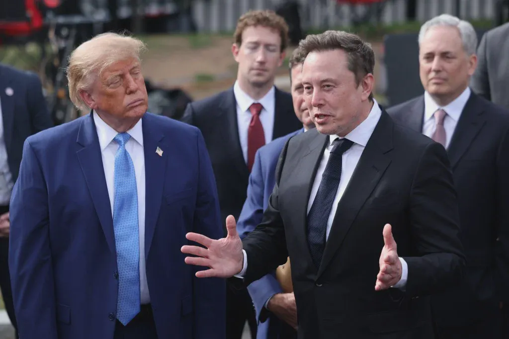Donald Trump đứng cạnh Elon Musk tại một sự kiện