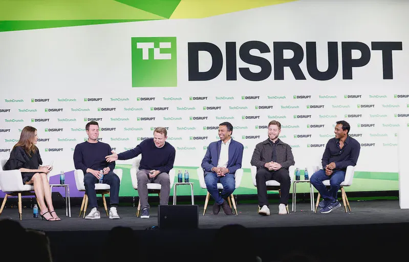 Năm đối tác Benchmark trò chuyện trên sân khấu sự kiện Disrupt