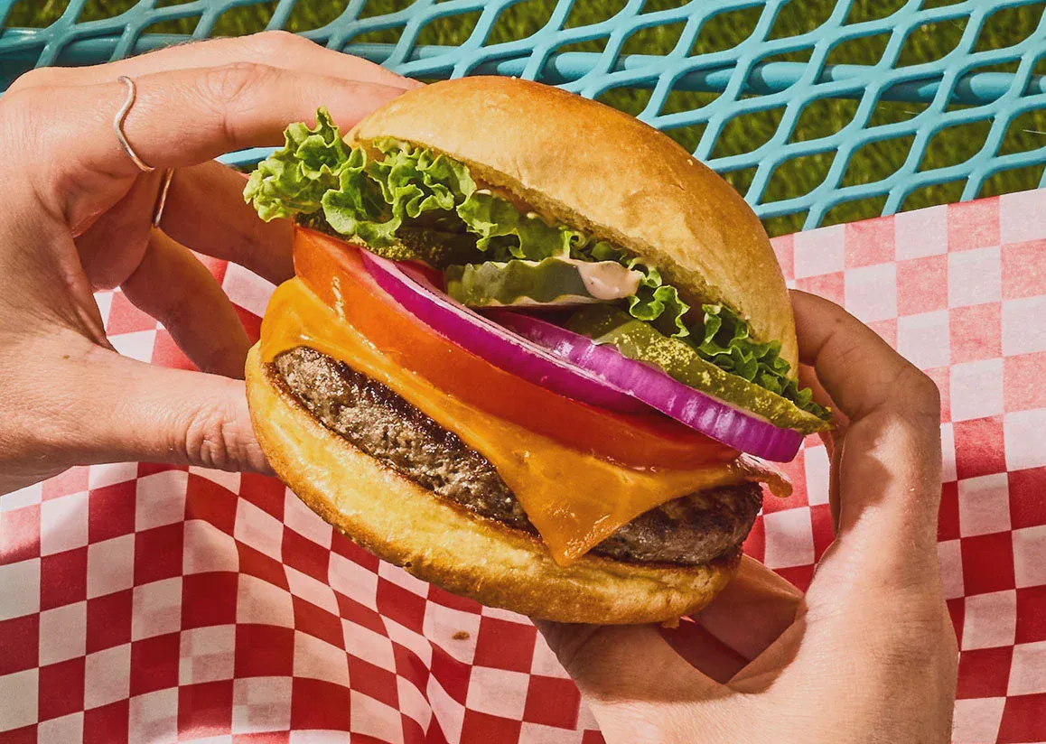 Bánh kẹp Both Burger làm từ thịt bò trộn nhiều loại rau