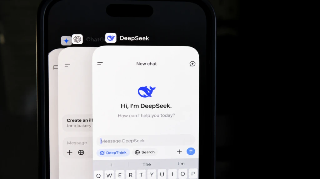 Ứng dụng DeepSeek trên điện thoại bên cạnh biểu trưng trí tuệ nhân tạo