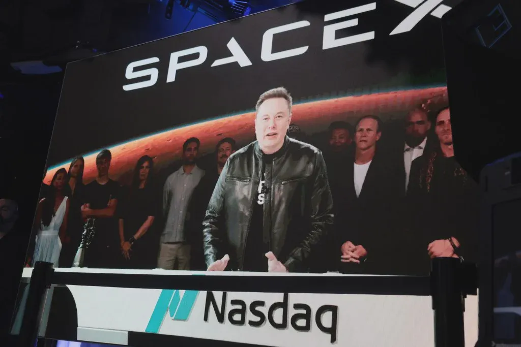 Elon Musk phát biểu qua video tại Nasdaq trước lễ mở cửa ngày 12 tháng 6 năm 2026