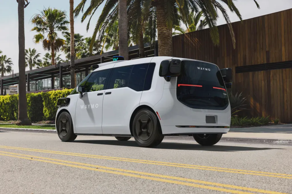 Xe tự hành Waymo chạy trên đường phố tại Hoa Kỳ