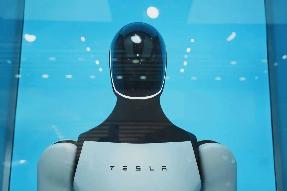 Robot hình người Optimus của Tesla xuất hiện tại một sự kiện giới thiệu