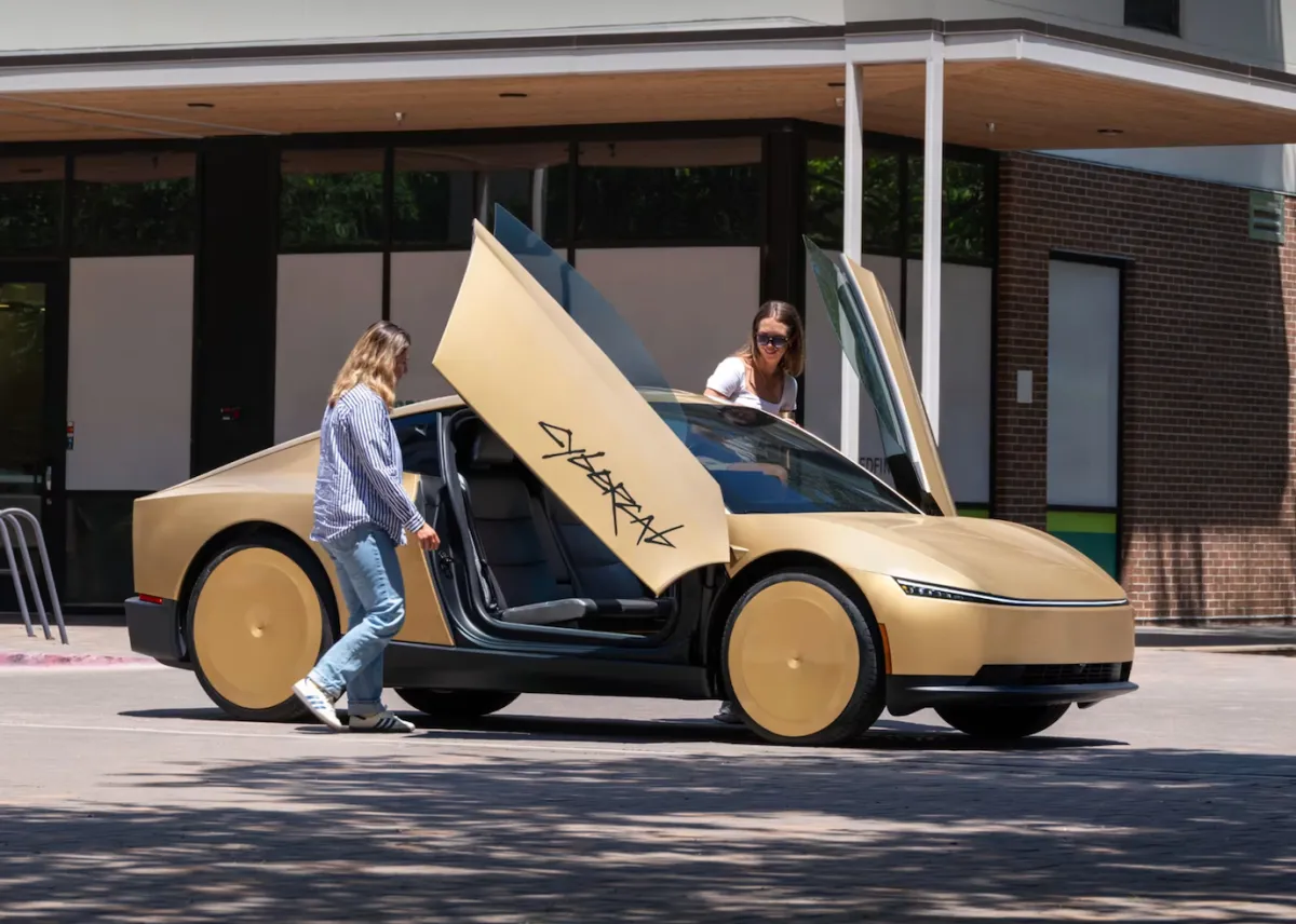 Hành khách bước vào chiếc Tesla Cybercab màu vàng
