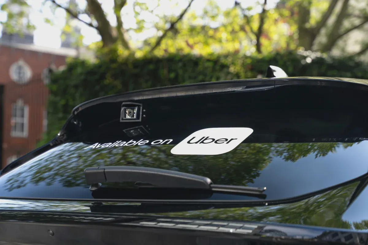 Biểu trưng Uber trên kính sau của một chiếc ô tô