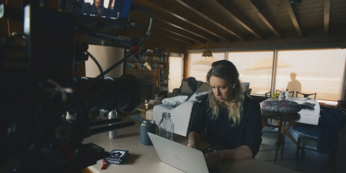 Elizabeth Holmes ngồi trước máy tính trong lúc được quay phim