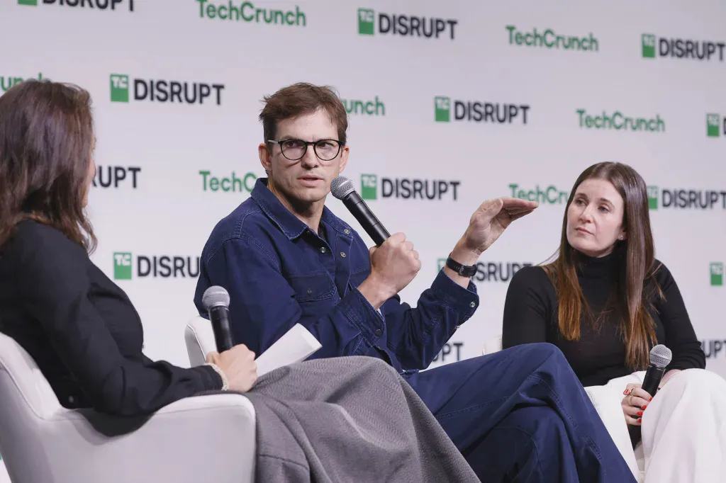Ashton Kutcher và Effie Epstein trò chuyện trên sân khấu sự kiện công nghệ