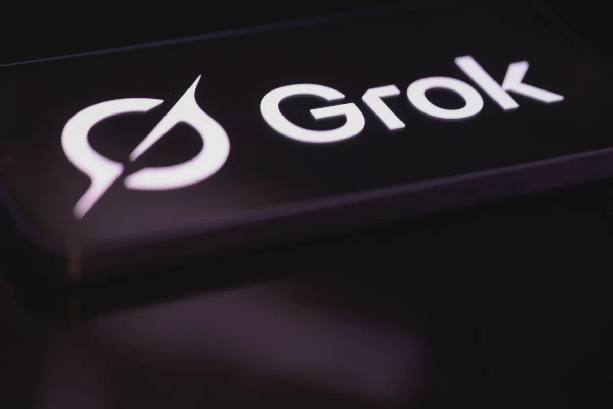 Biểu tượng Grok hiển thị trên màn hình điện thoại